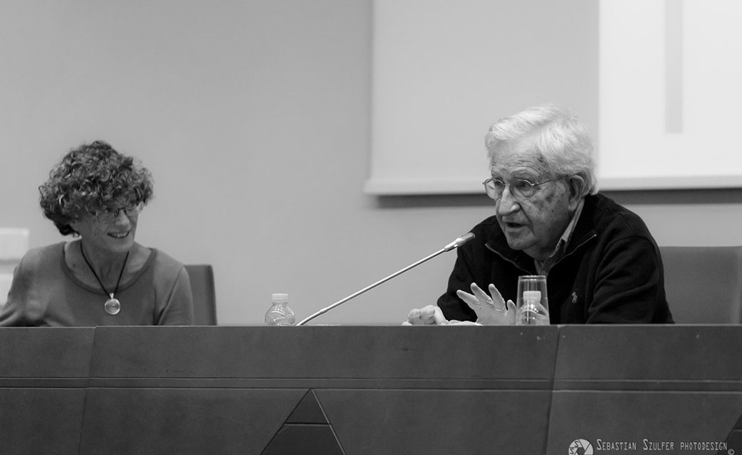 A Dialogue with Noam Chomsky: vídeos i fotografies