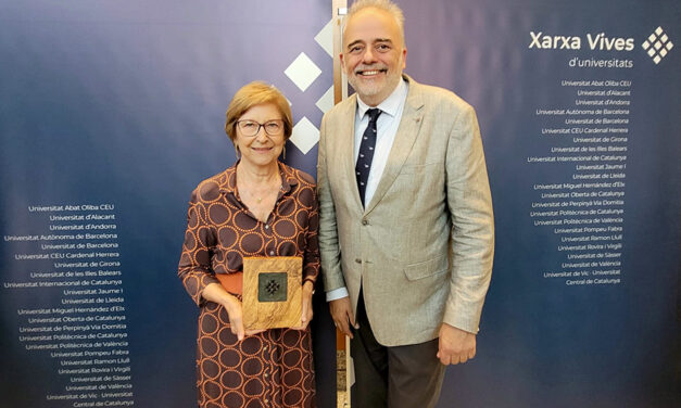 Fotografies de l’acte de lliurament de la medalla d’Honor de la Xarxa Vives a la professora Rigau