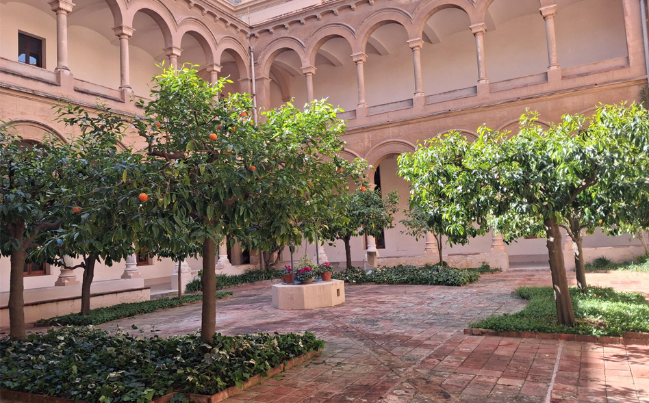 L’alumnat de Filologia catalana visita el taller de restauració de Sant Pere de les Puel·les