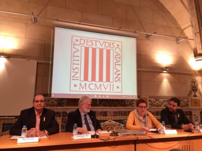 Inauguració del simposi "Vigència de Manuel de Pedrolo", amb Manuel Llanas (president de la Societat Catalana de Llengua i Literatura), Joandomènec Ros (president de l'IEC), Anna Vilallonga (comissària de l'Any Pedrolo) i Raül Palacios (Regidor de cultura de l'Ajuntament de Tàrrega)