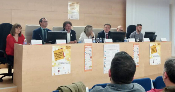 Joan Rafael Ramos, vicepresident de l'Acadèmia Valenciana de la Llengua, i l'acadèmic Josep Martines, en la inauguració del XVIIè Congrés d'Estudiants de Filologia Catalana en la Universitat d'Alacant.