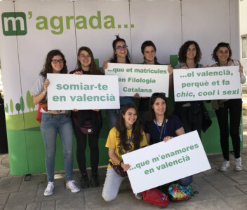 L'escamot d'adoctrinats radicals de la UAB ja ha arribat al XVII Congrés d'Estudiants de Filologia Catalana, que enguany se celebra a la Universitat d'Alacant!