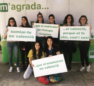 Autoritats, organitzadors i congressistes van passar per la campanya "M'agrada el valencià", per manifestar l'estima i suport al valencià.
