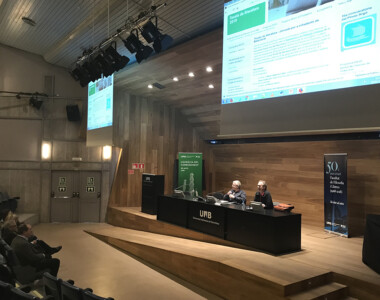 Jaume Aulet presenta l'escriptor Màrius Serra, encarregat de la sessió plenària de la jornada